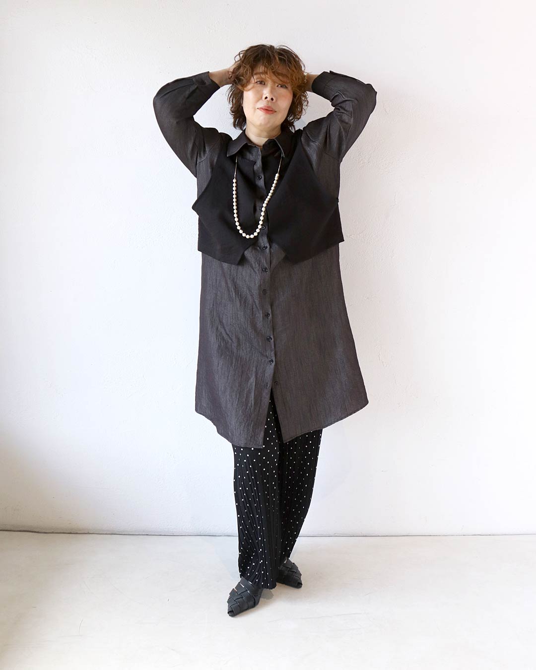 さっと着るだけでこなれ感。 大人のレイヤード風シャツコーデ。