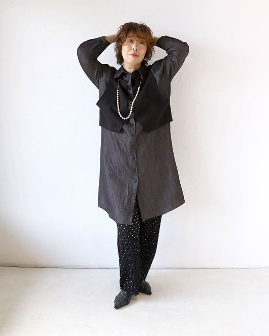 さっと着るだけでこなれ感。 大人のレイヤード風シャツコーデ。