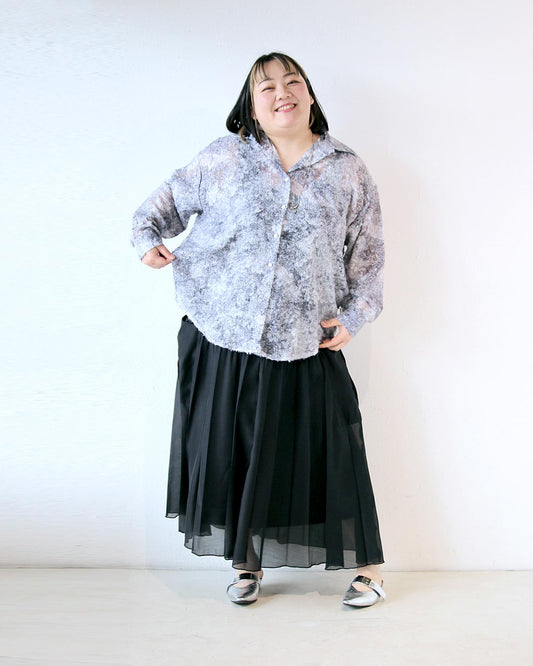 大人っぽいニュアンス柄シャツで、上品に着映えるコーデ