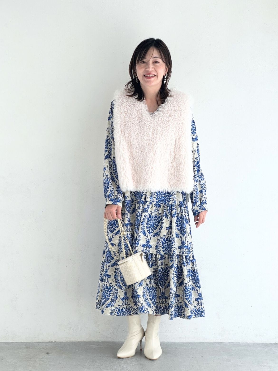 冬の透明感をまとう、ダマスクブルーの華やぎコーデ