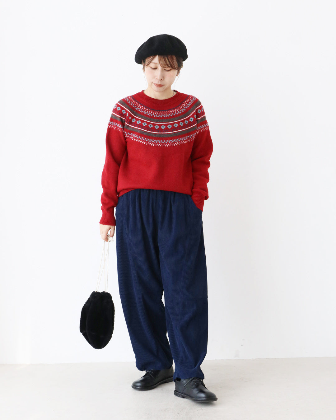 冬らしい柄編みニットを主役に