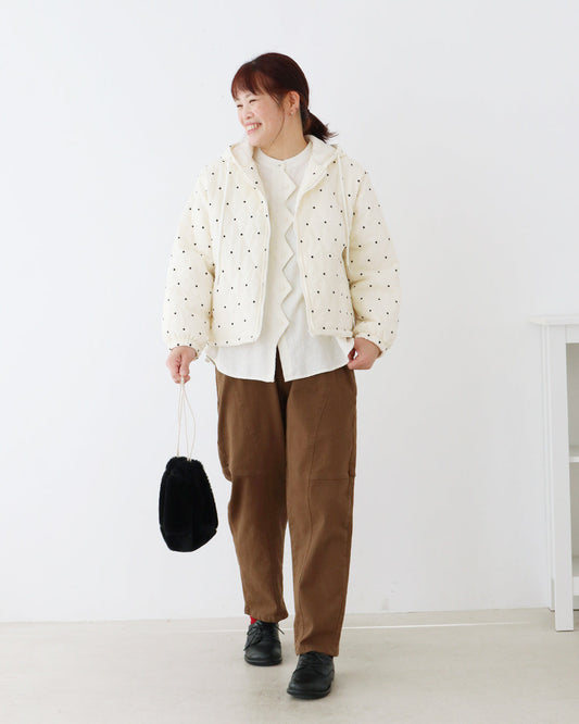 ドット柄が目を引くアウターを主役に