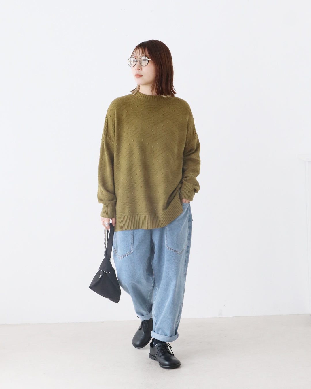 カーキ×デニムで作る、大人のリラックスカジュアル