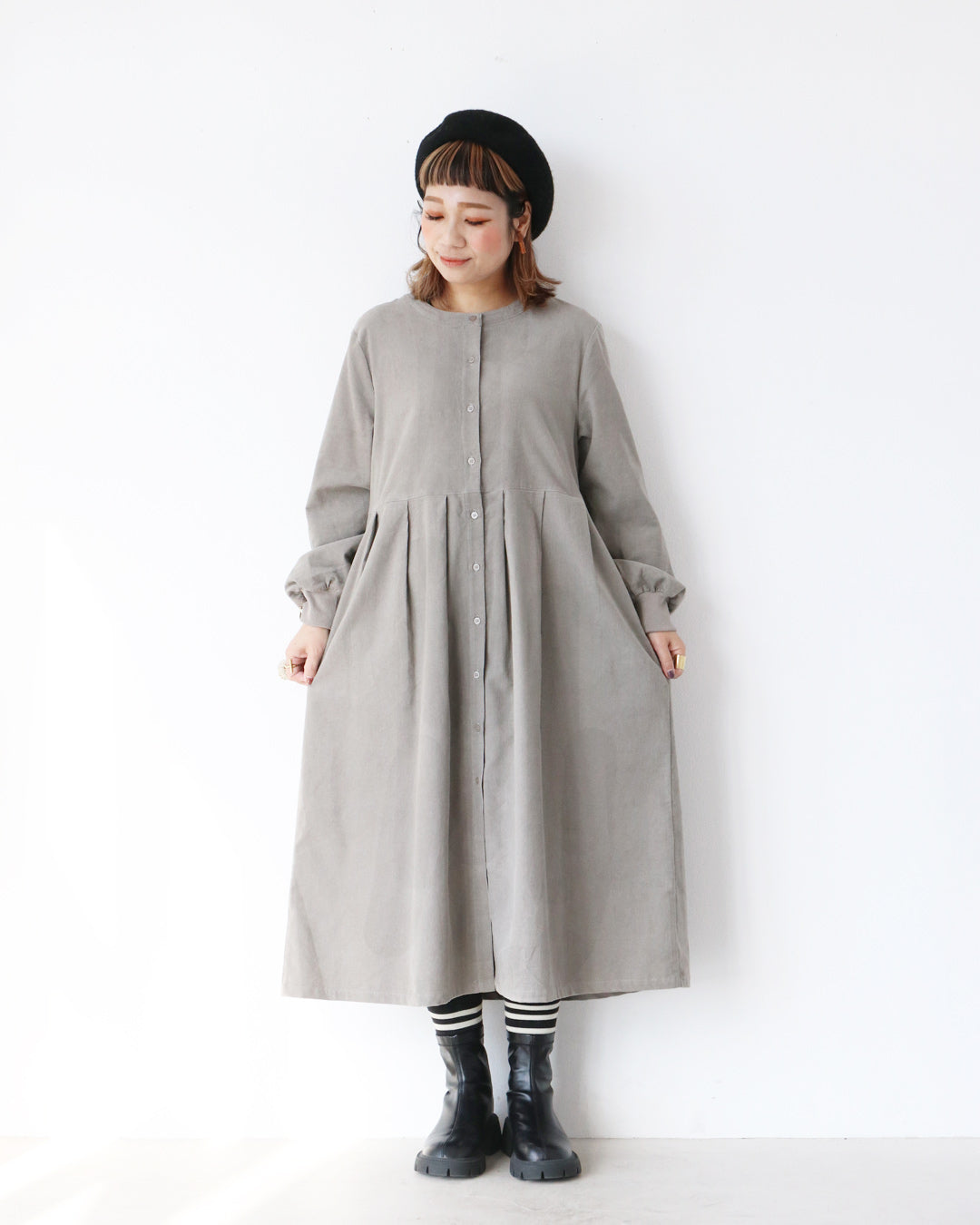 あったかコーデュロイワンピでモノトーンコーデ
