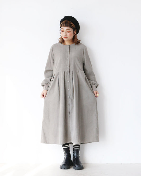 あったかコーデュロイワンピでモノトーンコーデ