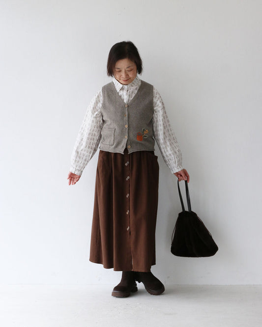 ニットベストを重ねたナチュラルなコーディネート