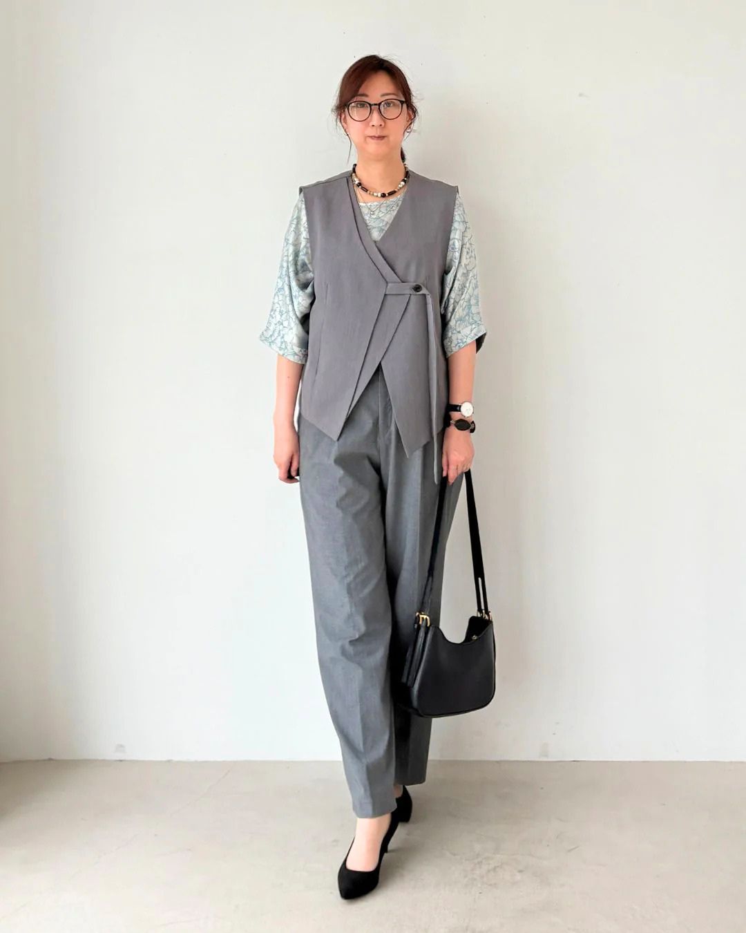 クール派の春トップス。淡いブルーで作る大人の華やかスタイル!