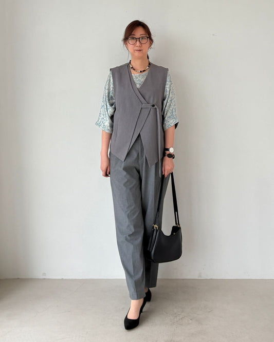 クール派の春トップス。淡いブルーで作る大人の華やかスタイル!