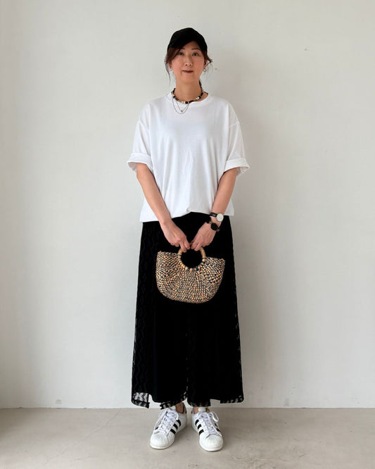 ただの黒じゃない。シアーなレースが奥行きを作る、大人のこなれボトムス