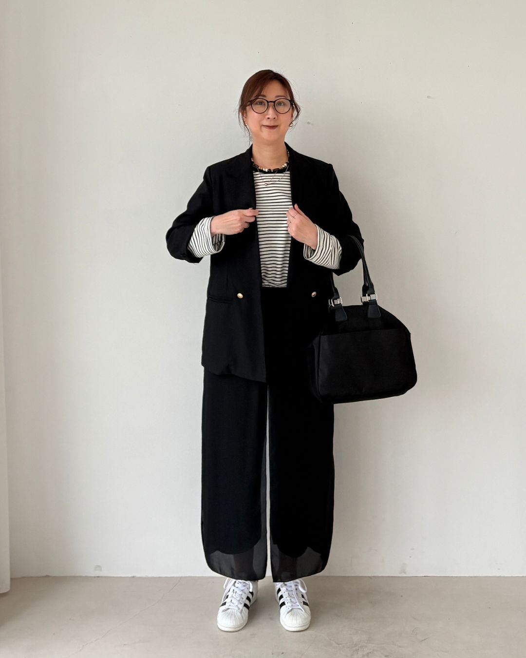 ジャケット×シアーパンツの妙。クール派の私が辿り着いた、春のモノトーンレイヤード