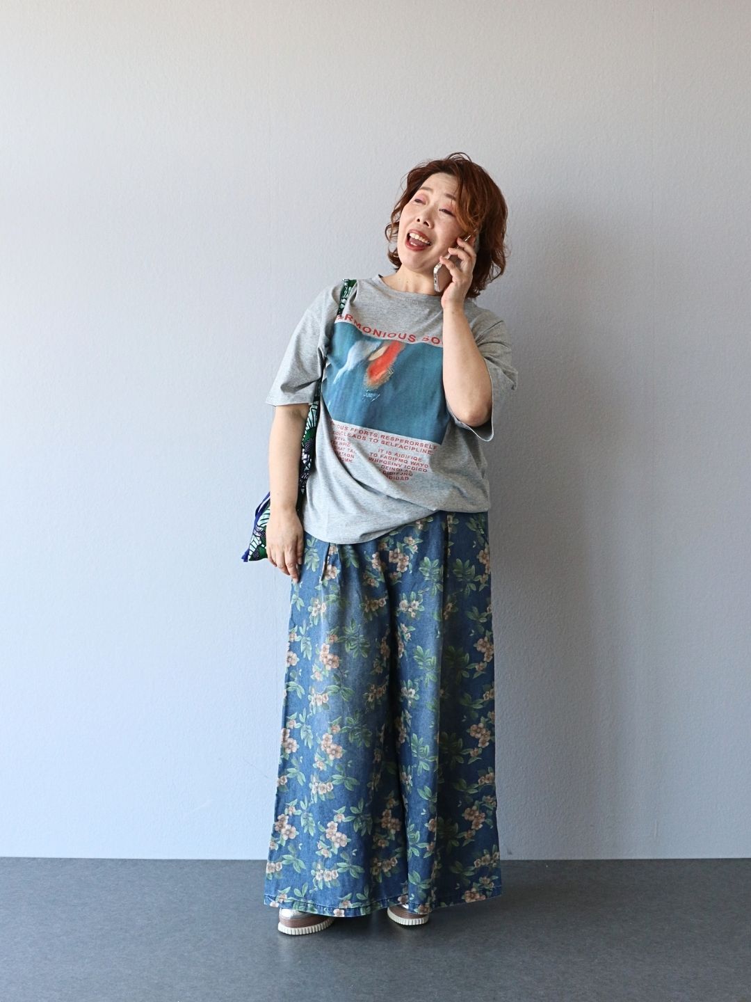 グラフィックT×花柄デニムで魅せる、ヴィンテージライクな大人カジュアル