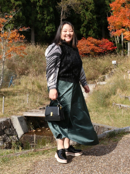 質感で魅せる、エレガントなモノトーンレイヤード