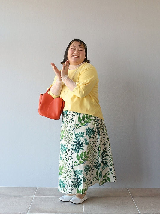 ハッピーイエローとボタニカル柄の甘めカジュアル