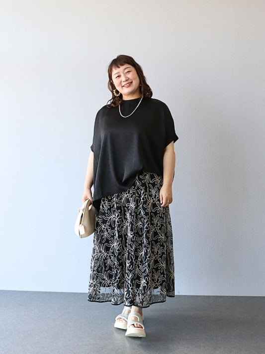 シアーな花柄で軽やかさを纏う、大人のエレガントスタイル