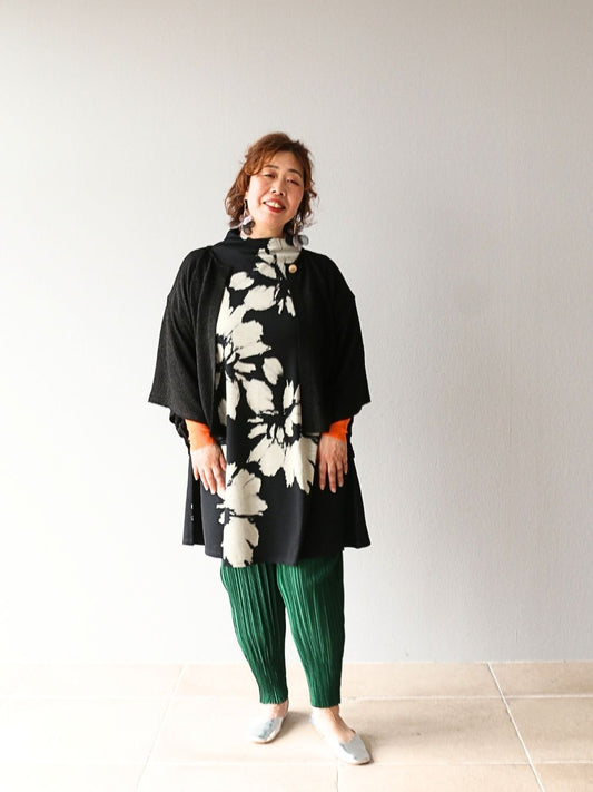 シックに華やぐ♪ モードな花柄とグリーンの鮮やかスタイル