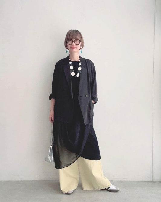 モノトーン×ペールイエローで作る、春の軽やか大人のカラー合わせ