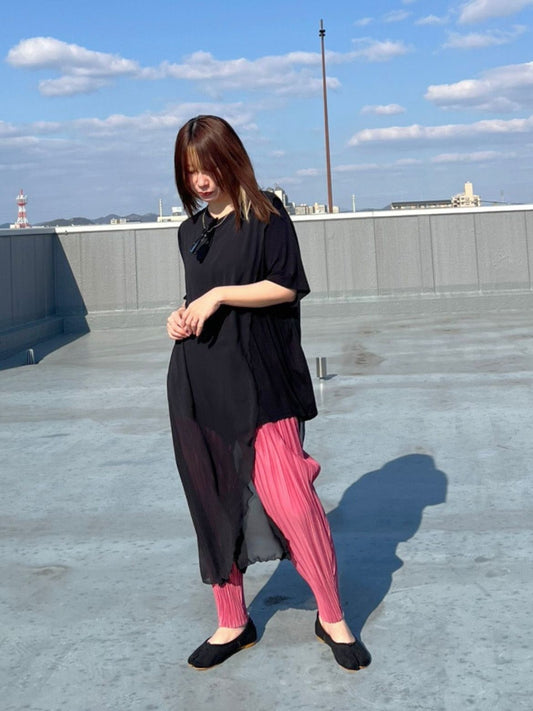 都会を彩る、透け感とピンクのコントラスト