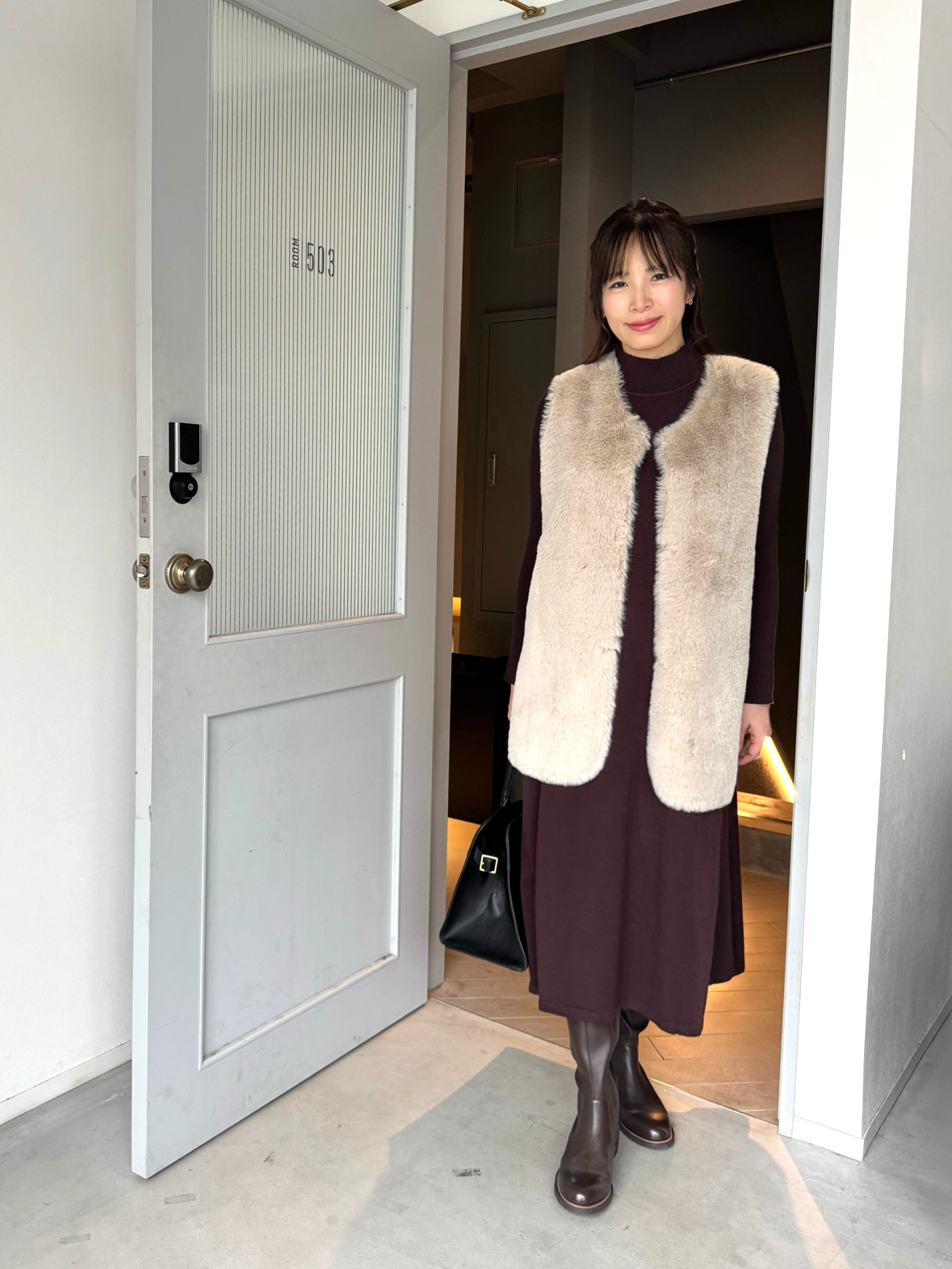 柔らか素材でつくる、大人のワントーン冬スタイル