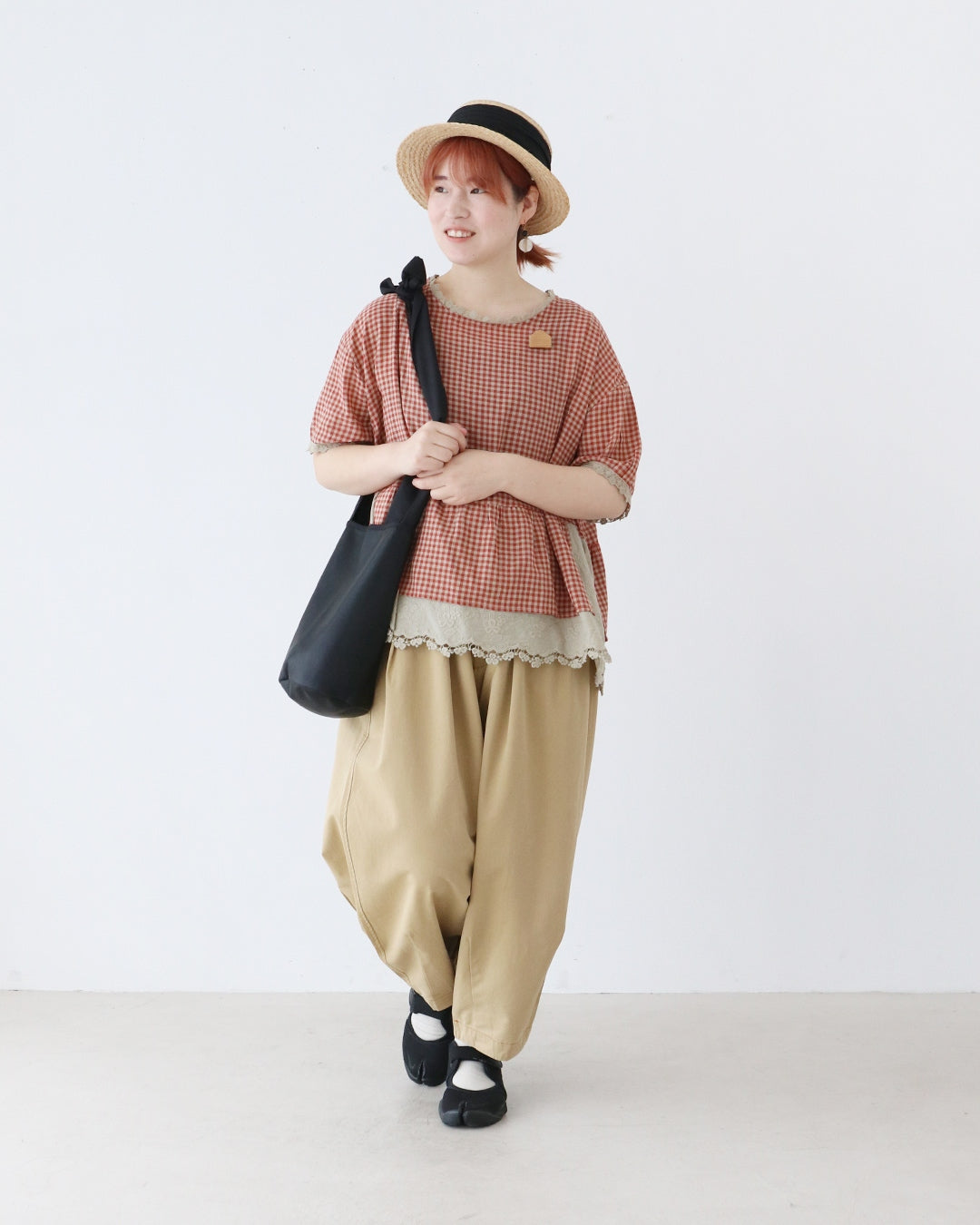 赤チェックとレースが奏でる、やさしい休日コーデ