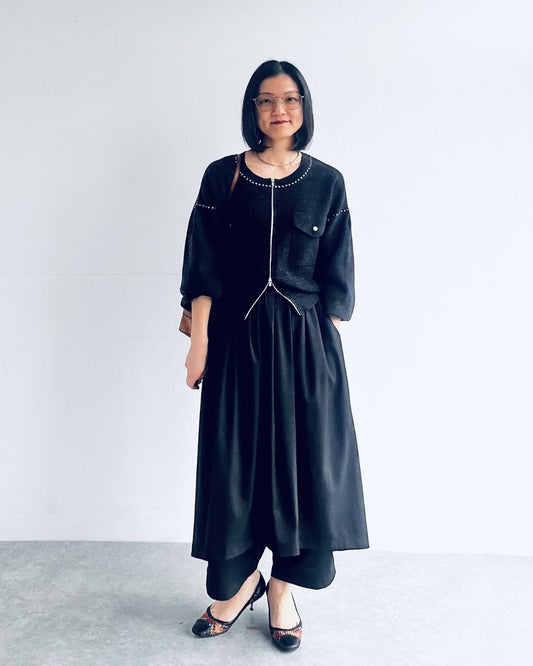 甘すぎない「黒」の正解。ふんわりパンツ×凛としたニットで作る、大人のハンサムコーデ