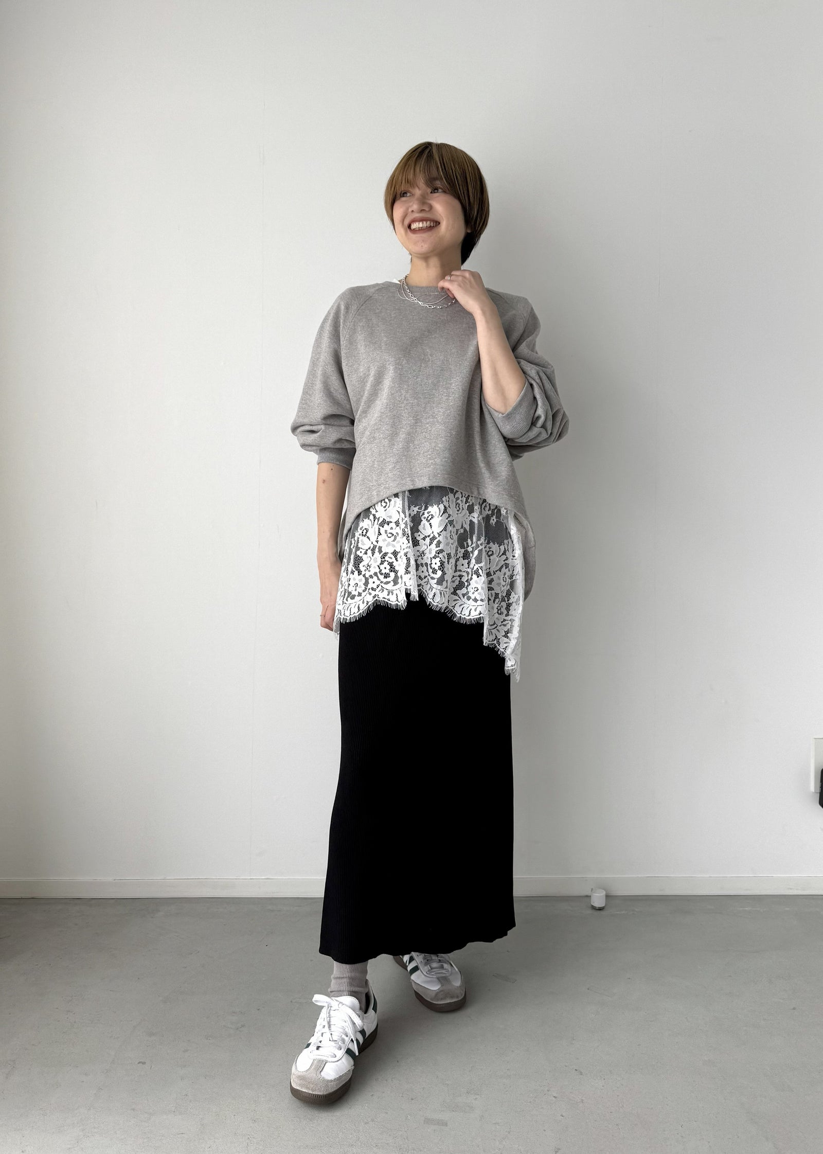 部屋着に見せない、大人のスウェットコーデ