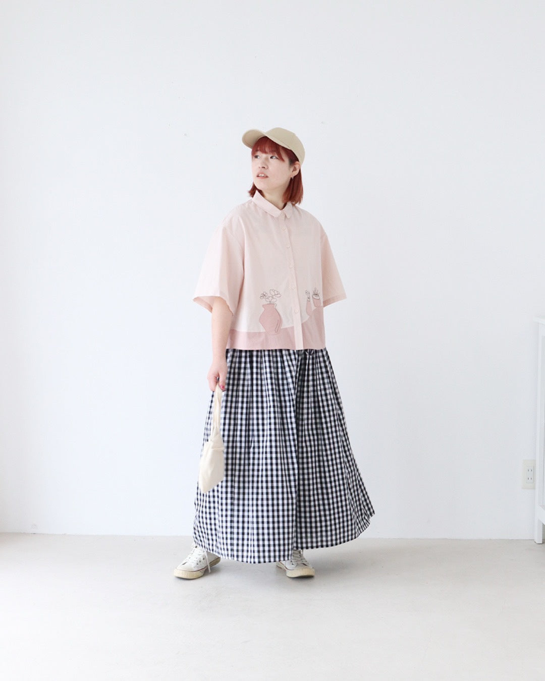 やさしいピンクで魅せる 大人カジュアルコーデ