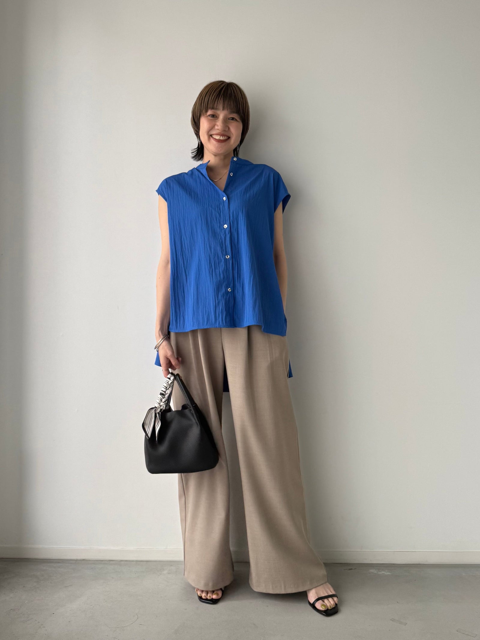 鮮やかBLUEで魅せる、大人の洗練夏スタイル