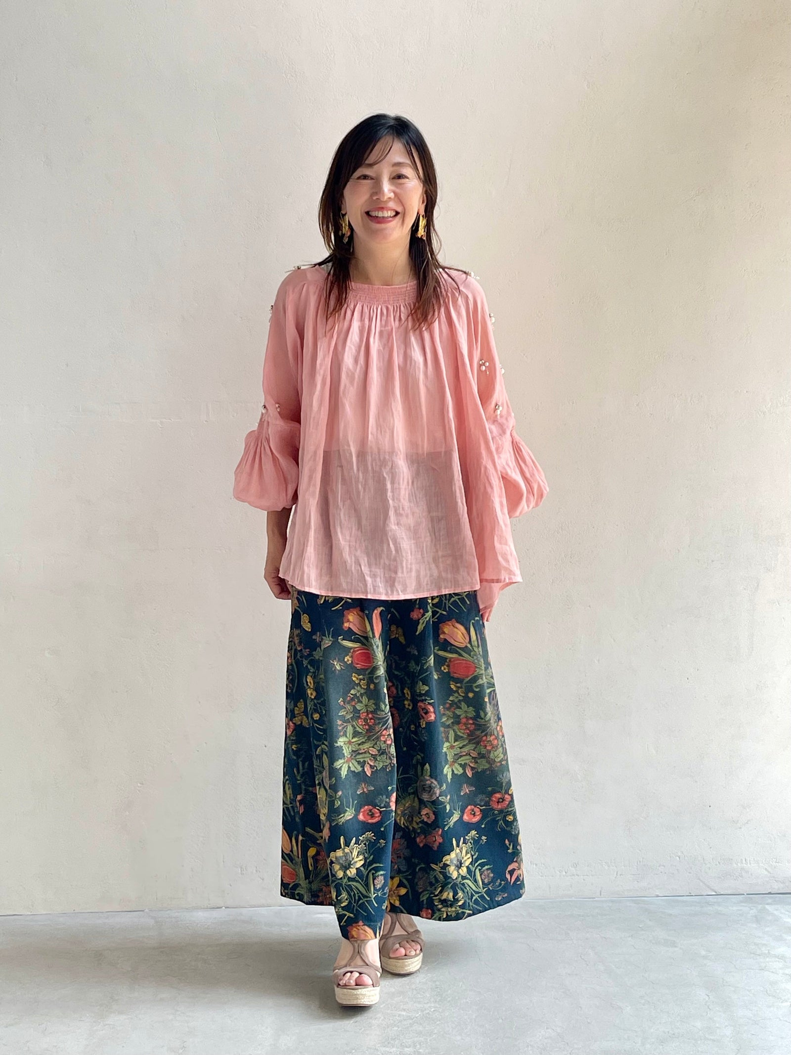 花咲くピンクでナチュラルコーデ