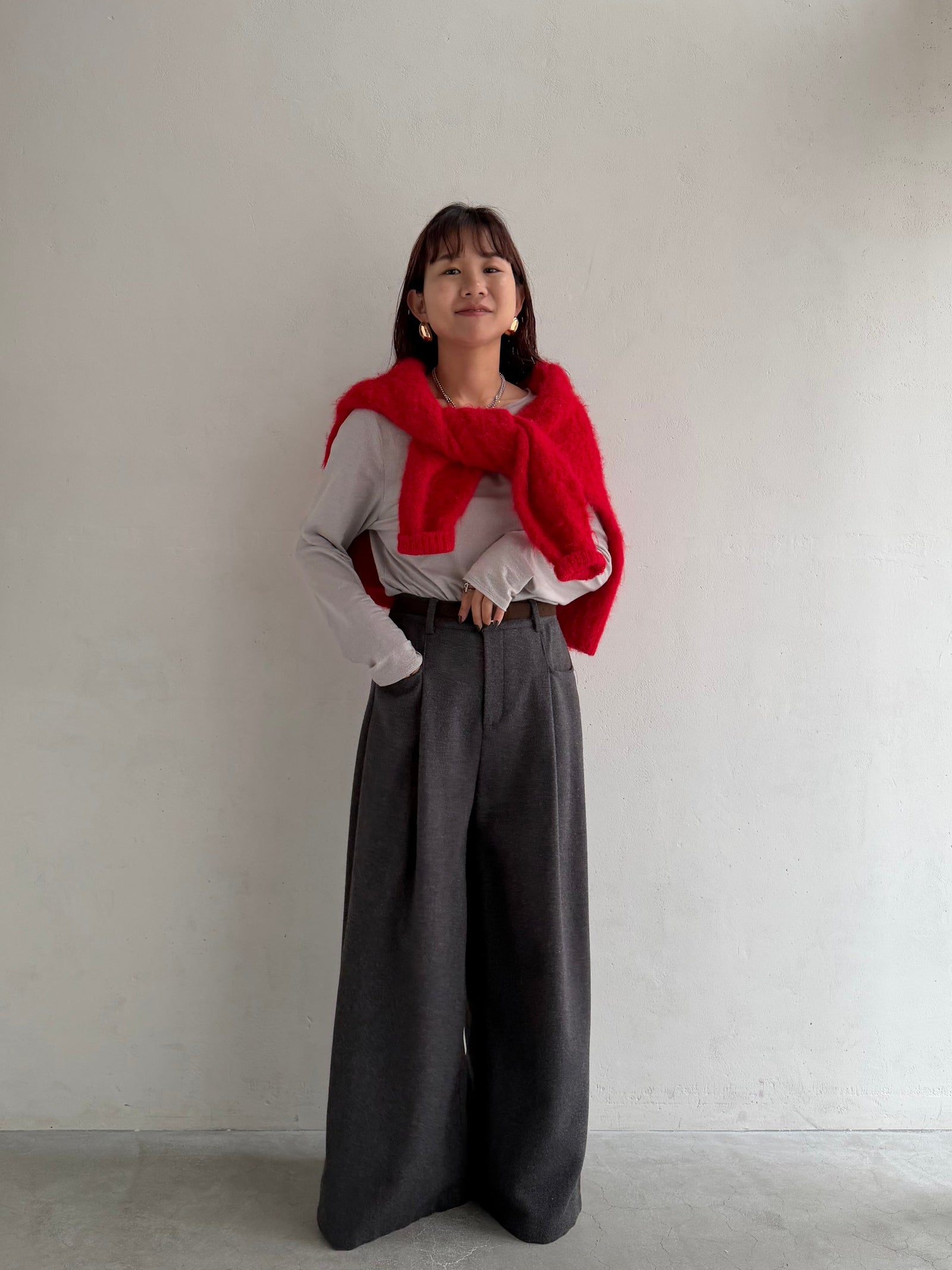 ワイドパンツ×赤ニットの大人カジュアル