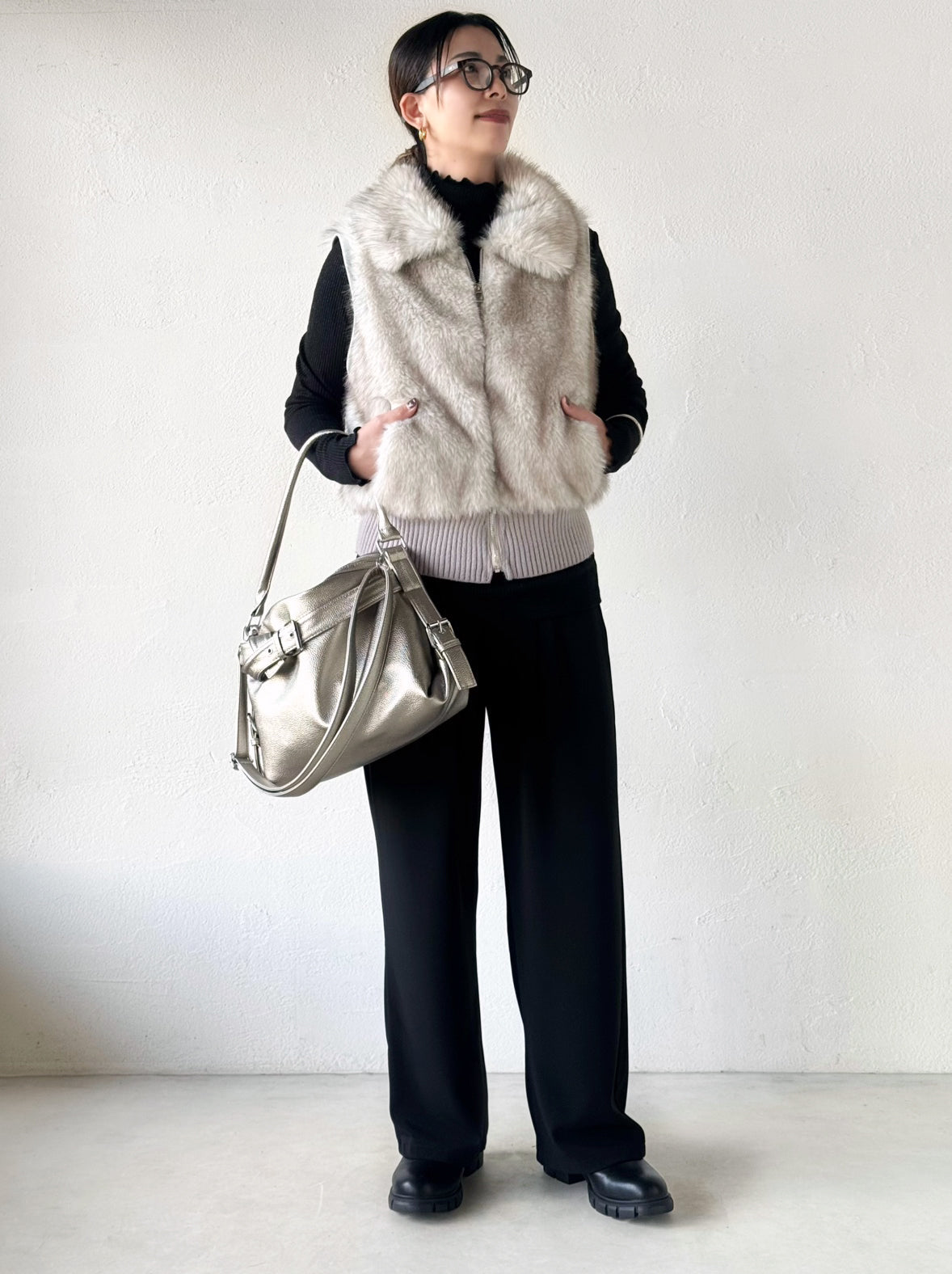 モノトーン × ファーで、冬の上品さをひとさじ✨