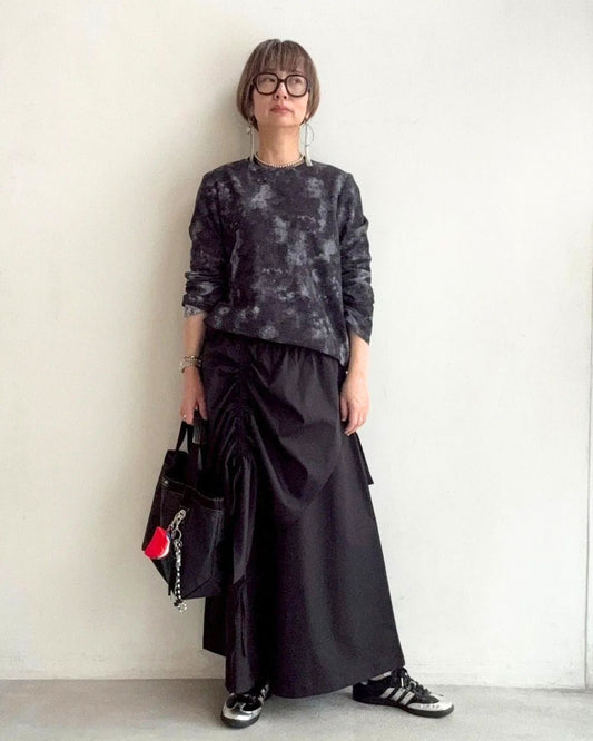 個性派ワイドパンツを主役に、黒で引き締める大人カジュアル