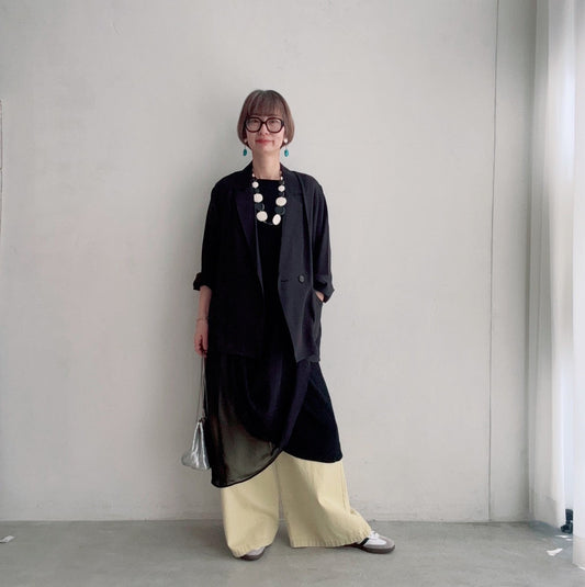 モノトーン×ペールイエローで作る、春の軽やか大人のカラー合わせ