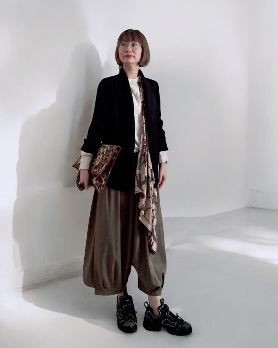 着痩せと品格を両立する「黒ジャケット」の魔法