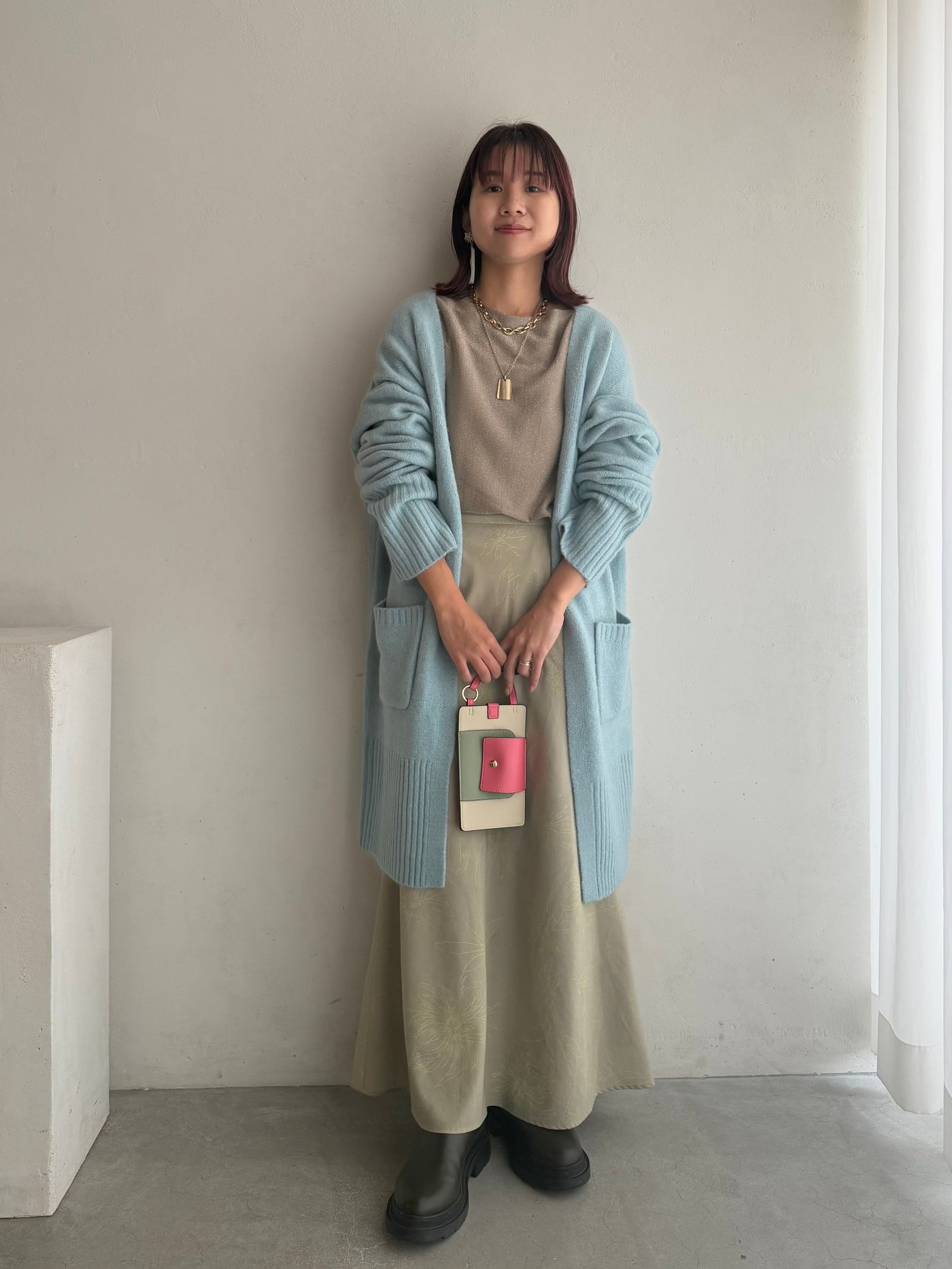 淡色トーンの抜け感スタイル