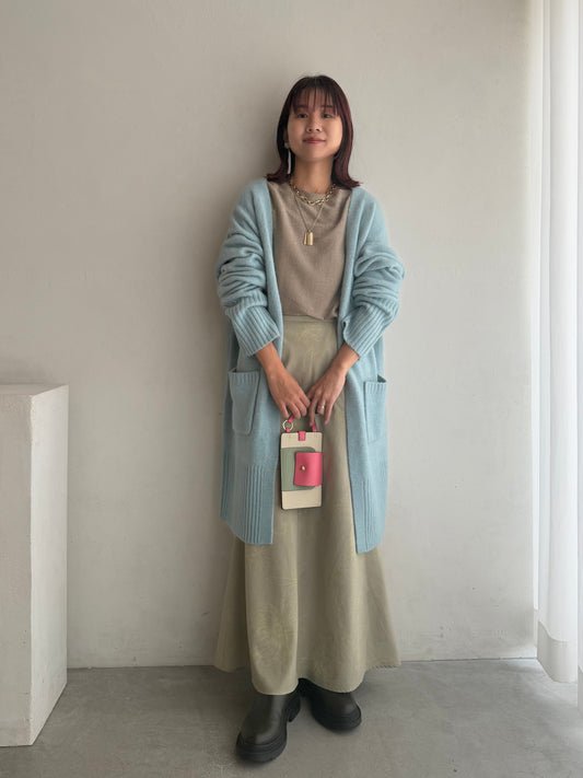 淡色トーンの抜け感スタイル