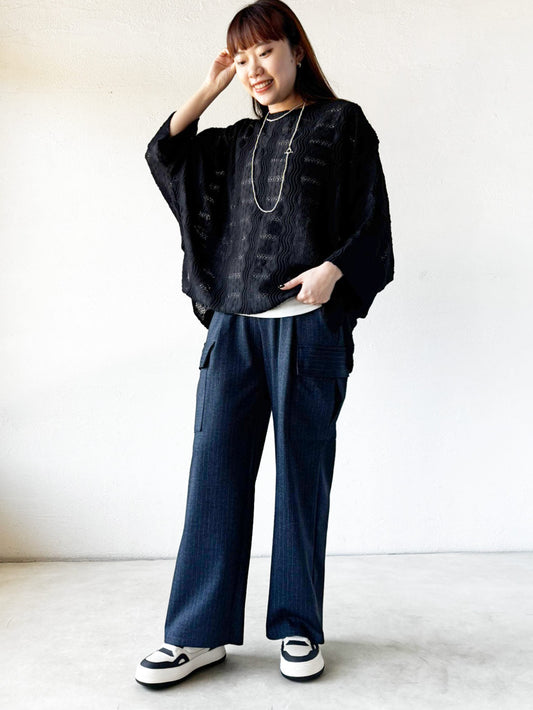 抜け感で魅せる、黒×デニムの大人バランスコーデ