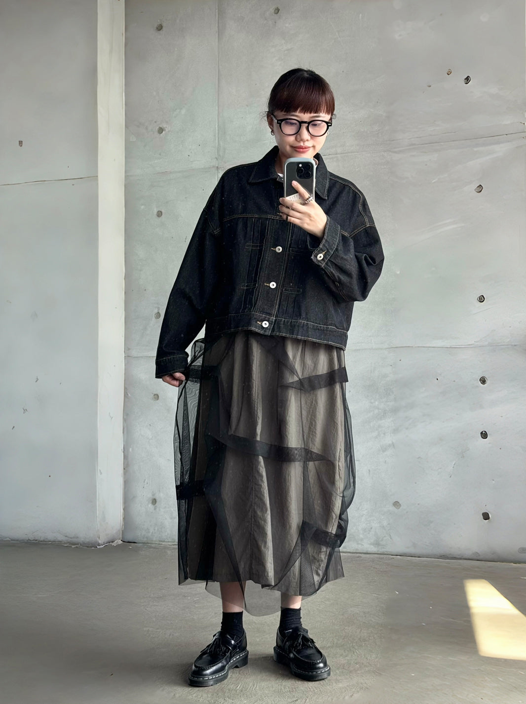 「デニム×チュール」で叶える、ほどよく甘辛な大人カジュアル。