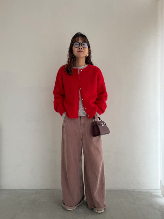 華やかな赤ニットを主役に