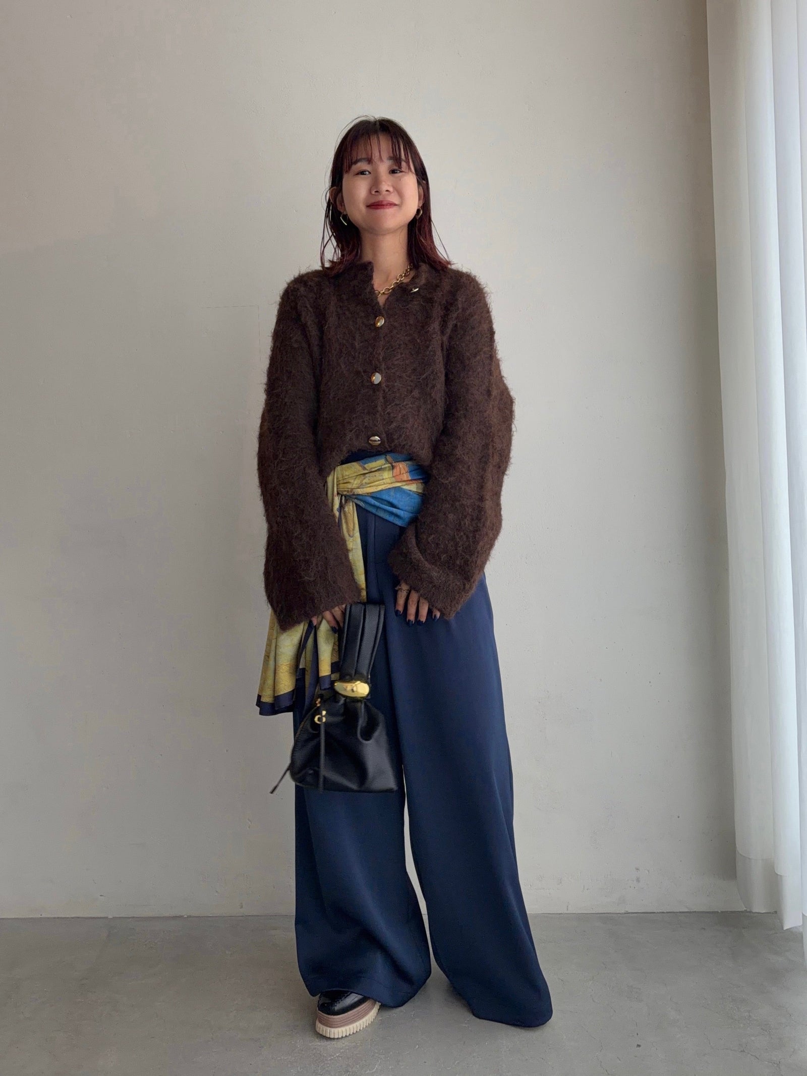 巻くだけで旬シルエット。こなれ感コーデ