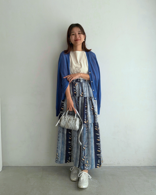 デニム風スカートで魅せる、涼しげな大人のきれいめカジュアル