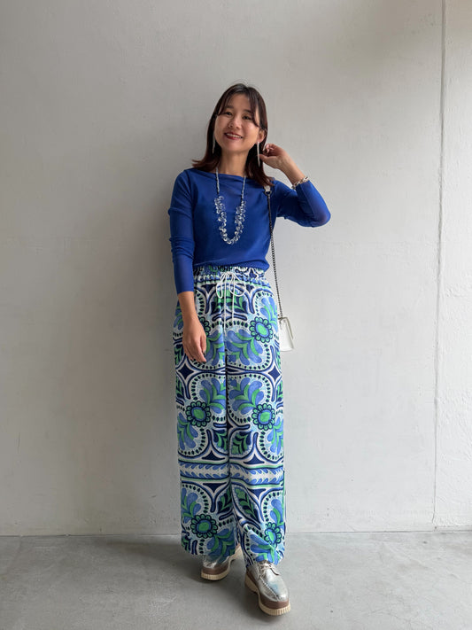 カラーを楽しむ夏待ちロイヤルブルーコーデ