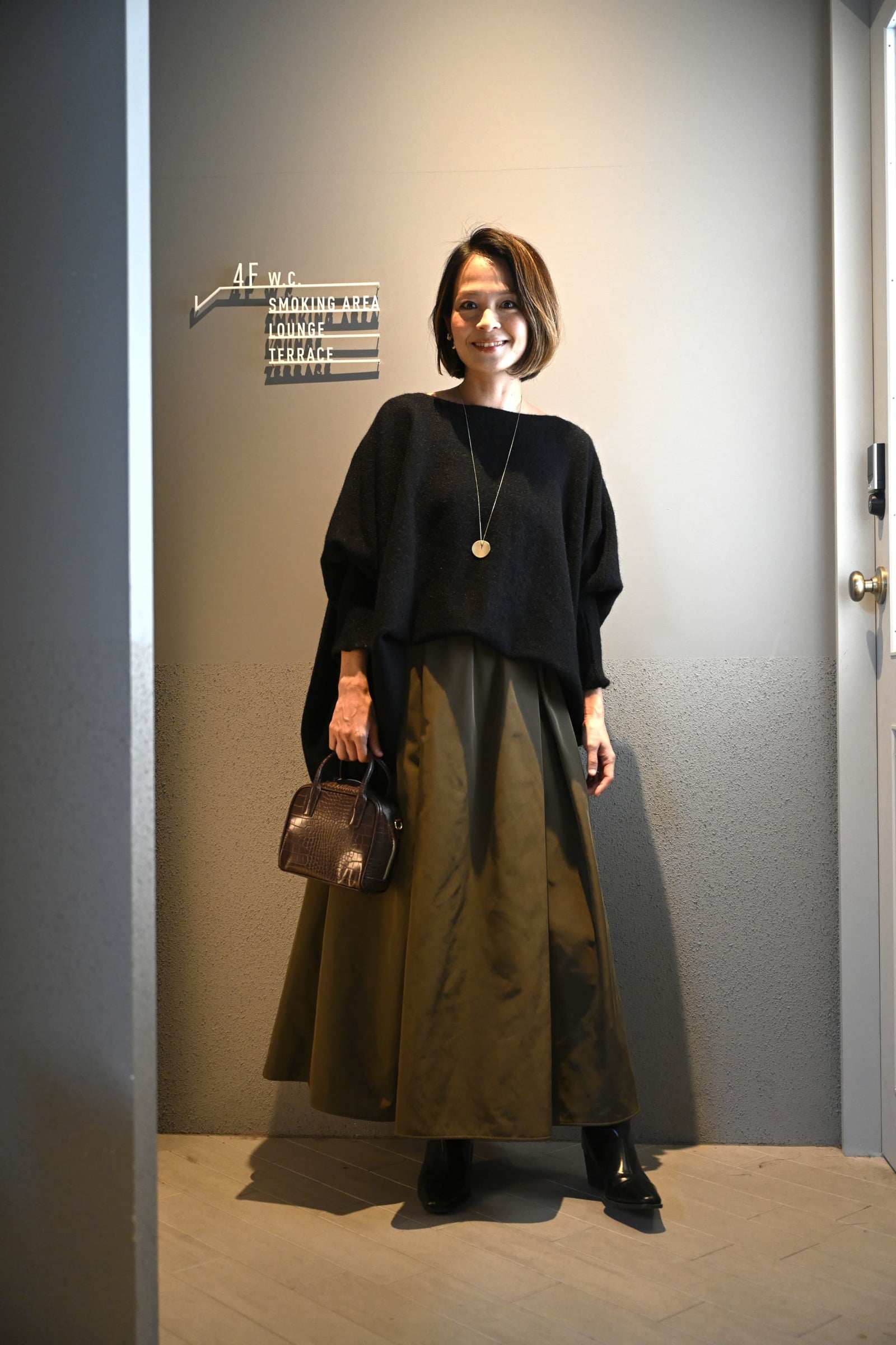 色はシンプルに、シルエットで遊ぶ大人レディコーデ