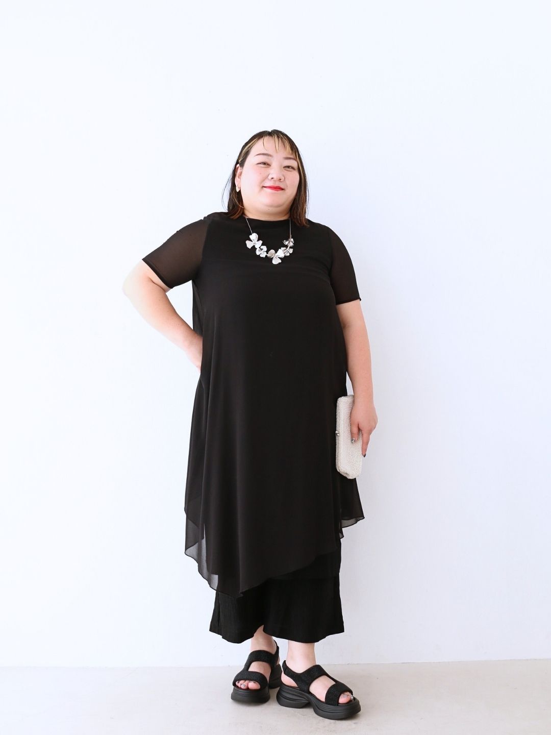 しなやかに揺れる黒、上品さと軽やかさを纏って