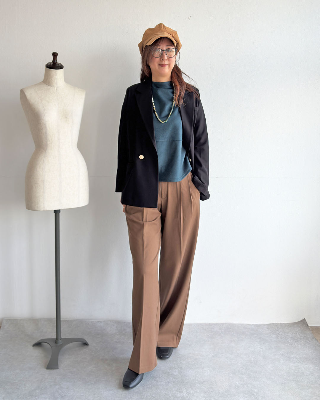 ベージュで柔らかコーデに、ジャケットできちんと感をプラス