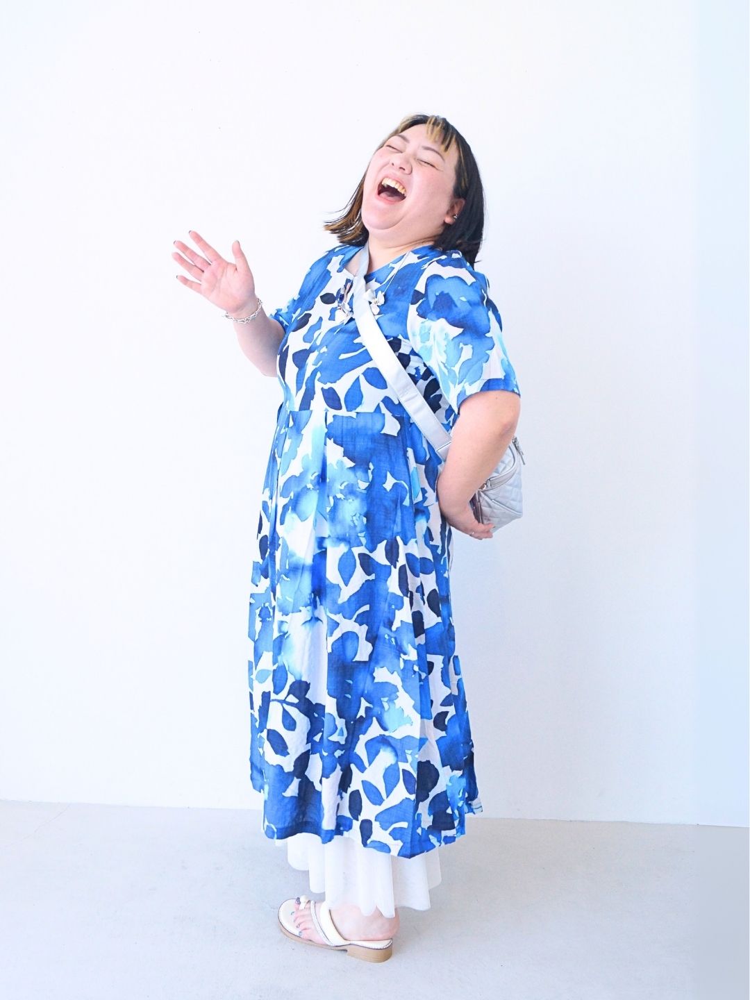 真夏に咲く、笑顔のブルーフラワーコーデ