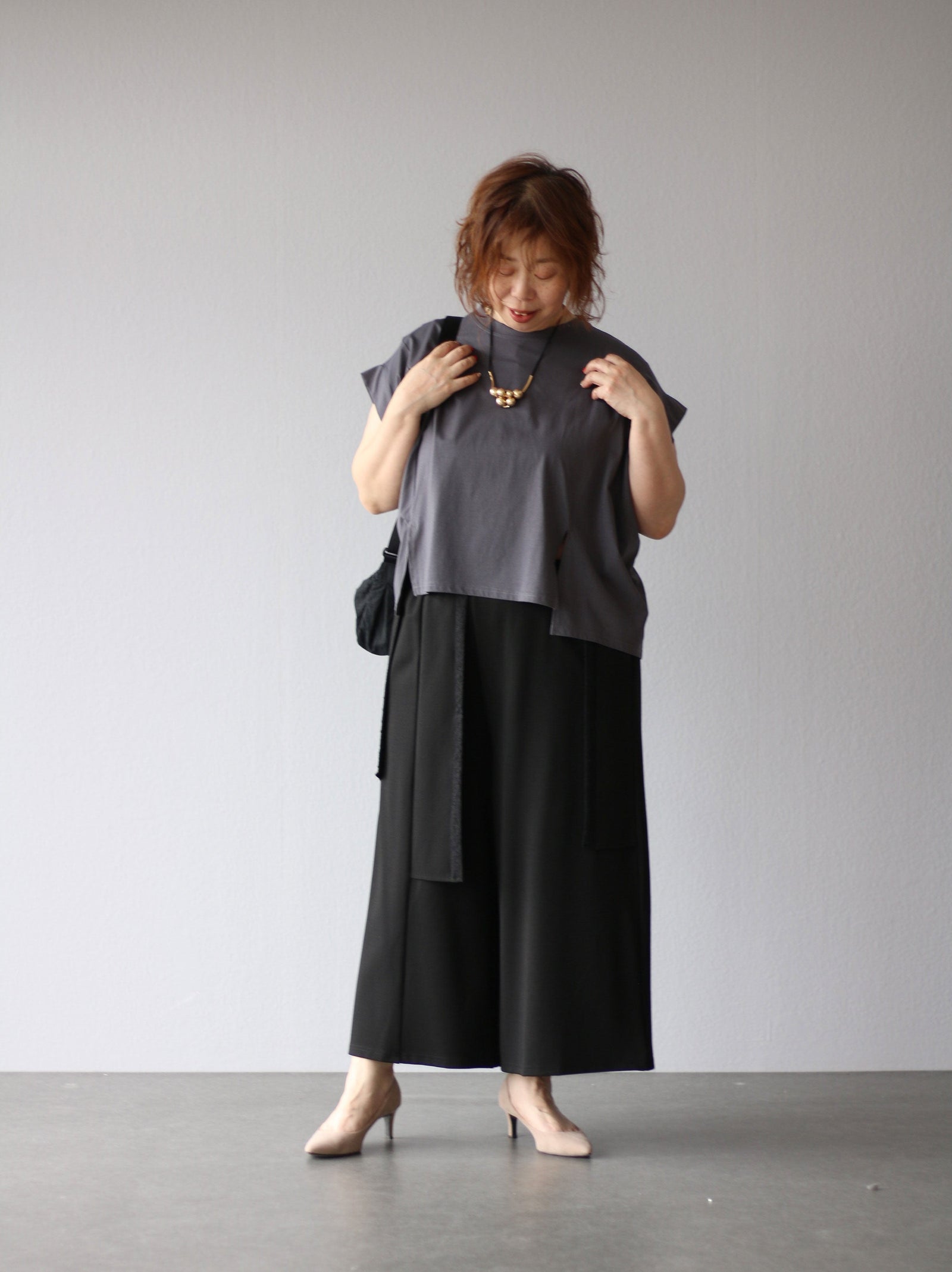 さりげない個性をすっきりワイドパンツコーデ