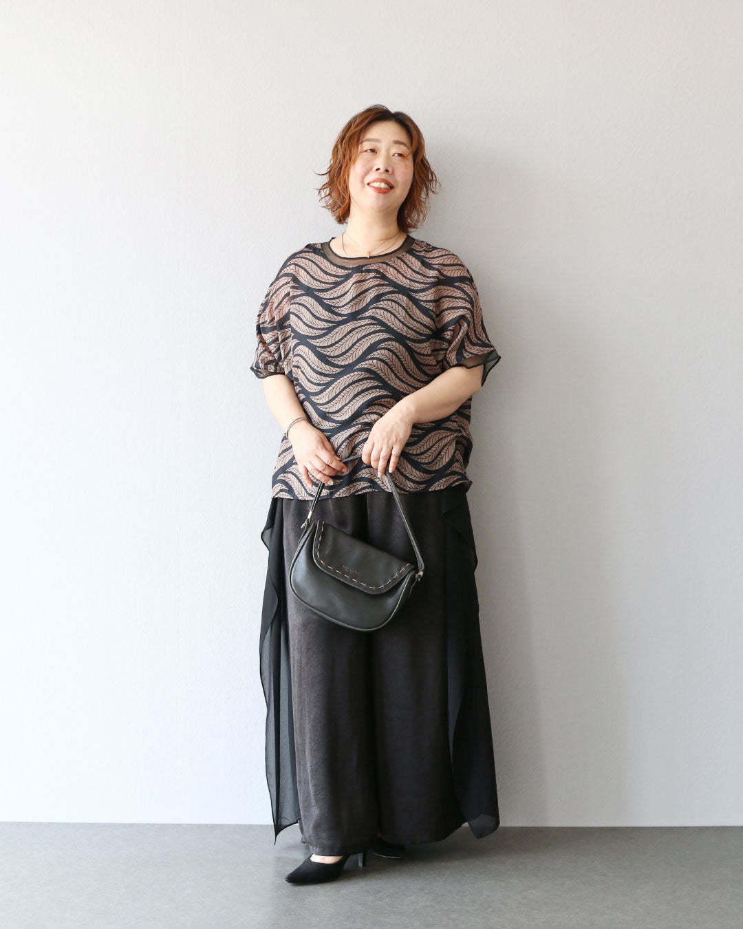 大人の余裕 リーフ柄トップスコーデ