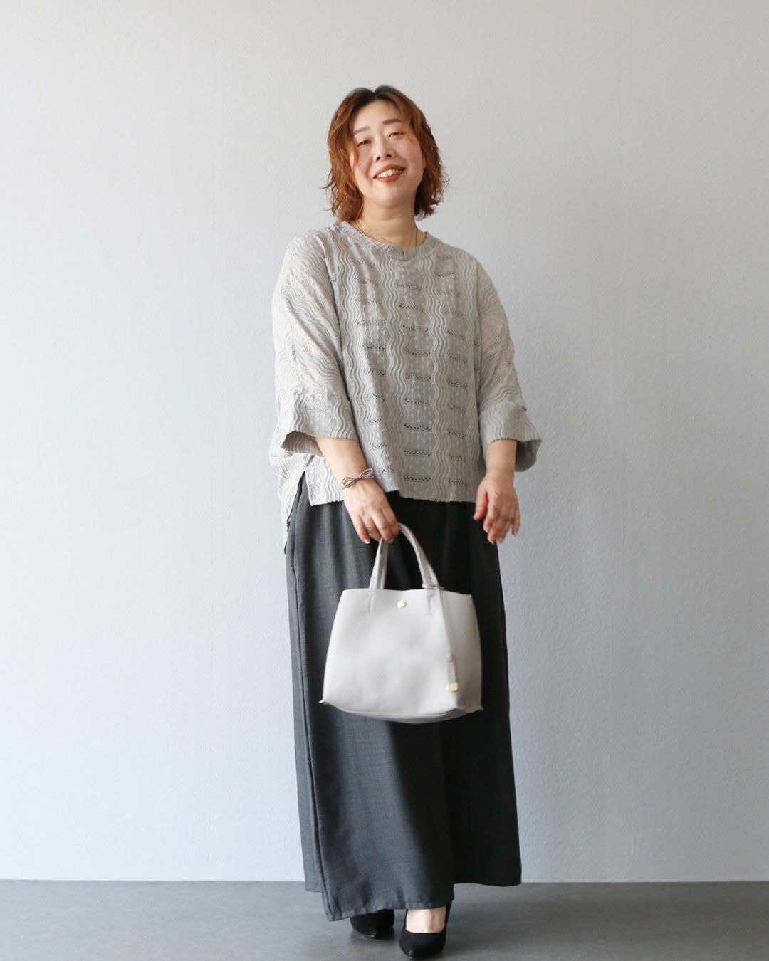 編み模様のきれいめトップスコーデ
