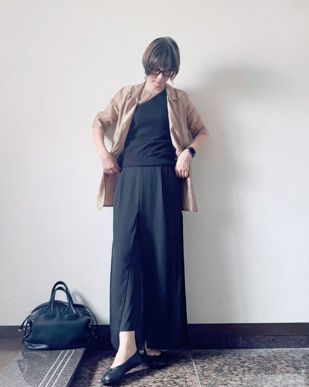 黒のシアーパンツがつくる、軽やかパンツコーデ