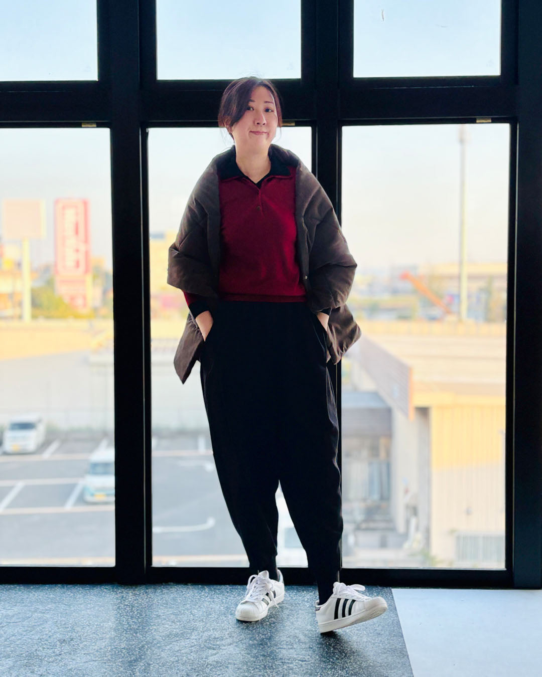 赤を効かせたアクティブカジュアルコーデ